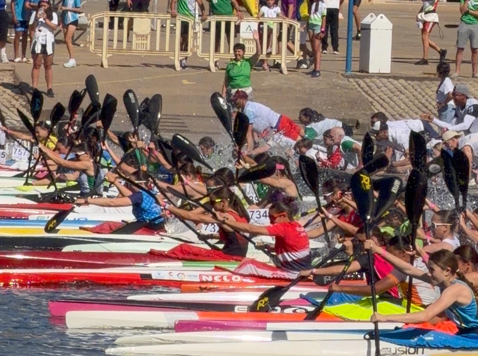 Palistas de clubes extremeños compitiendo en el Campeonato de España de Jóvenes Promesas de Piragüismo en el CEAR La Cartuja de Sevilla (2026)